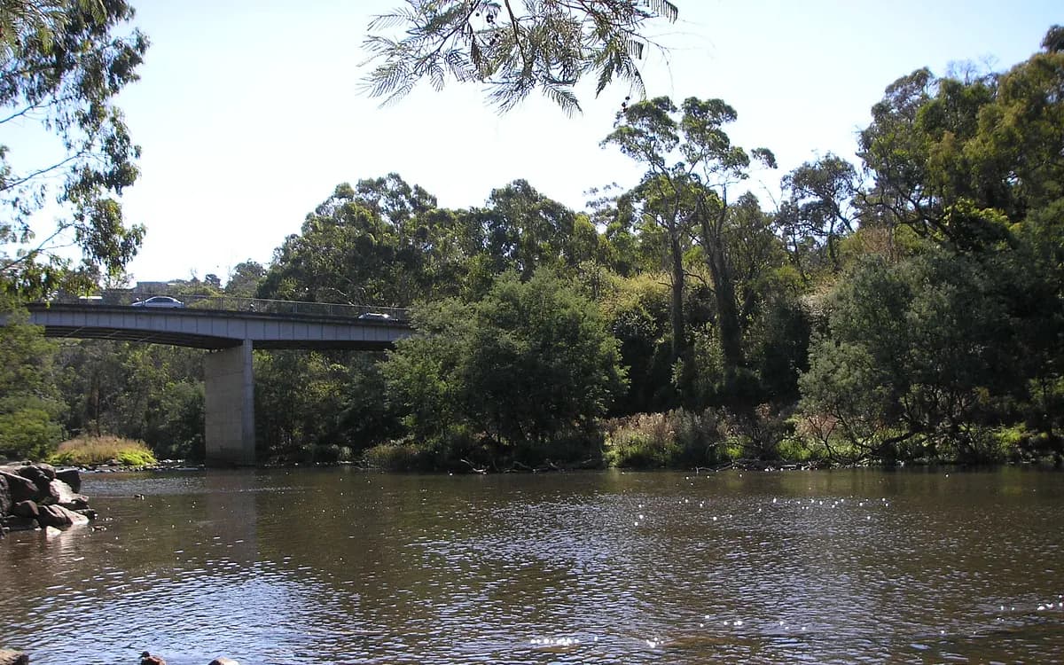 Warrandyte township streets near the Yarra bridge